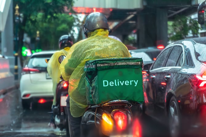 Entregador delivery no trânsito