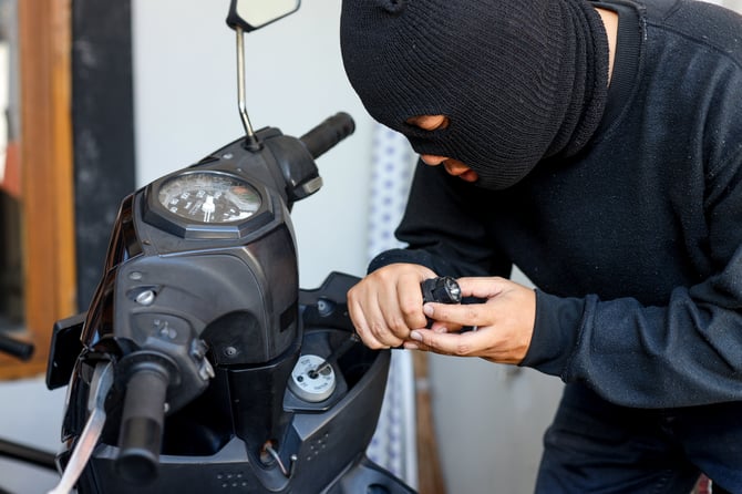 Homem tentando roubar motocicleta
