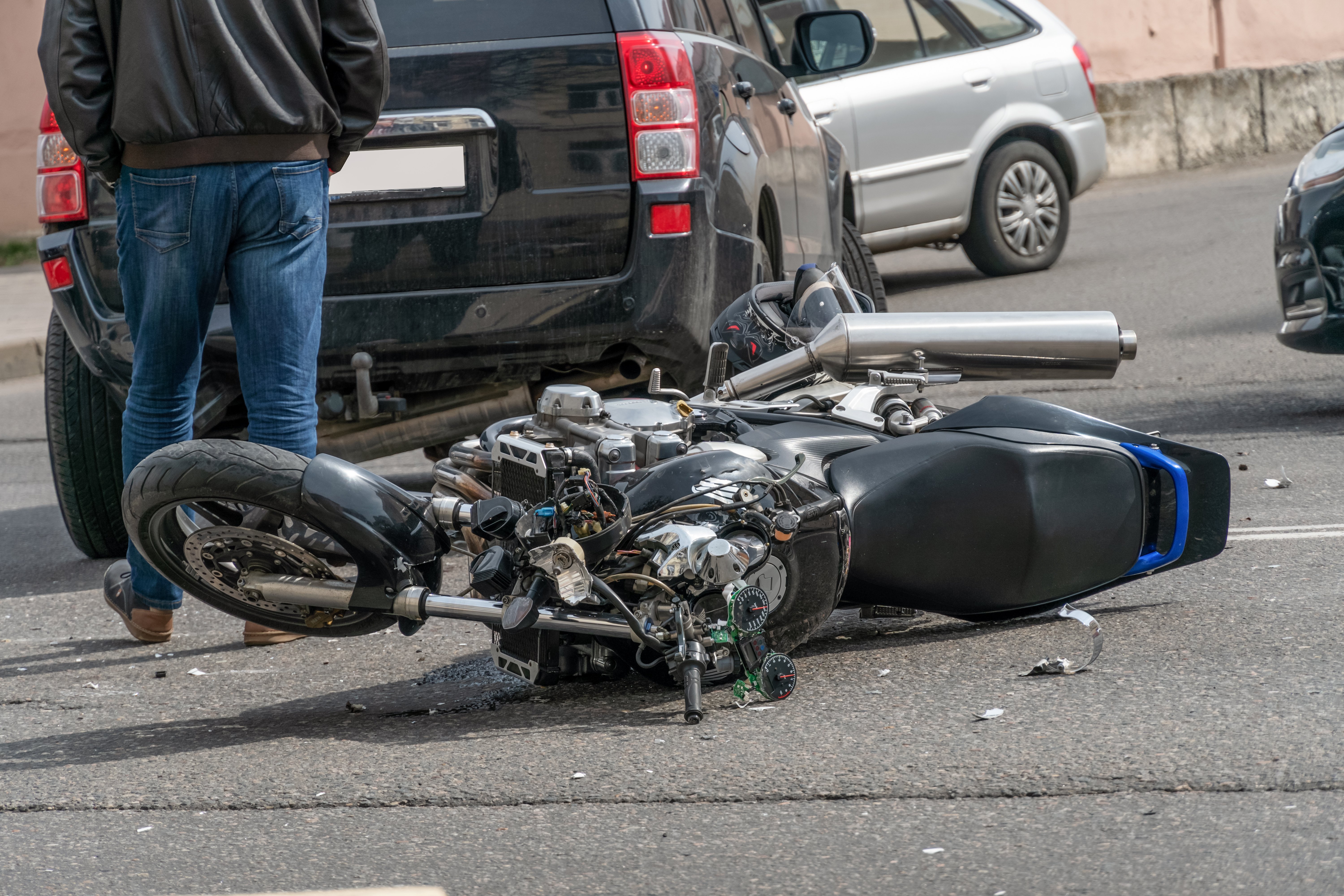 Moto caída após se envolver em acidente de trânsito